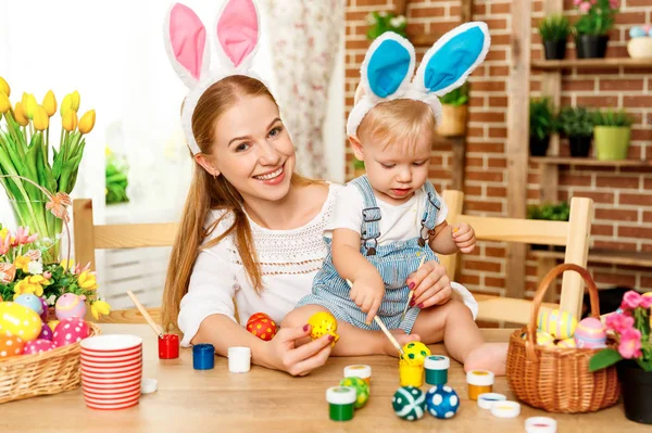¡Feliz Pascua! familia madre e hijo bebé pintar huevos para vacaciones — Foto de Stock