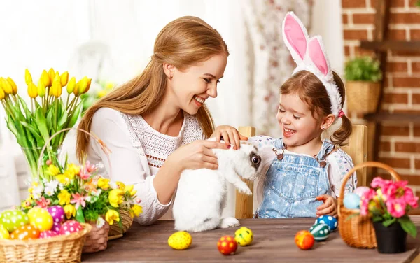 ¡Feliz Pascua! familia madre e hija jugando con una ra — Foto de Stock