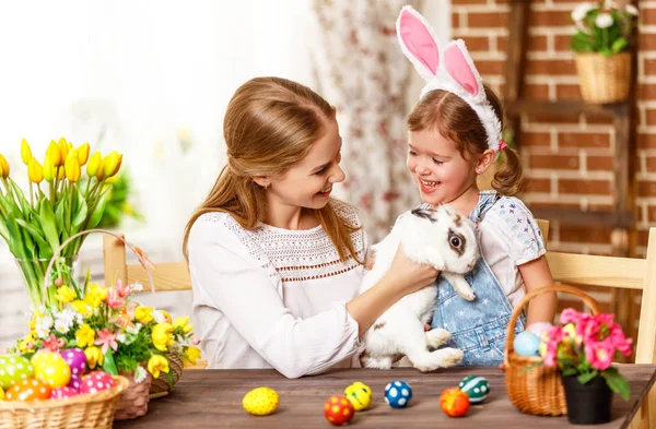 Buona Pasqua! famiglia madre e figlia figlia giocare con un ra — Foto Stock