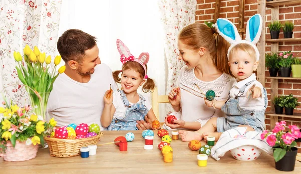 ¡Feliz Pascua! familia madre, padre e hijos pintan huevos para —  Fotos de Stock