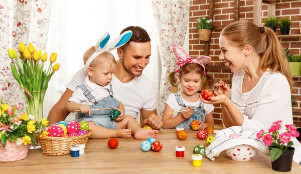 Buona Pasqua! famiglia madre, padre e figli dipingere uova per — Foto Stock