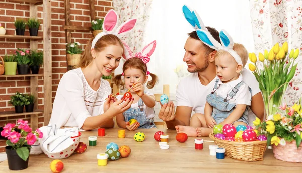 Feliz Páscoa! mãe de família, pai e filhos pintam ovos para — Fotografia de Stock