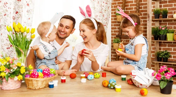 ¡Feliz Pascua! familia madre, padre e hijos pintan huevos para —  Fotos de Stock