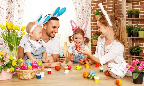 Buona Pasqua! famiglia madre, padre e figli dipingere uova per — Foto Stock