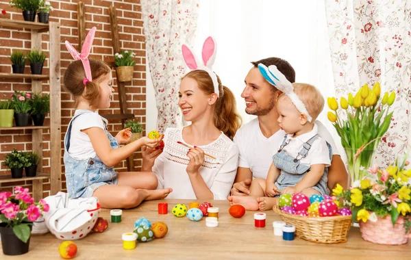 ¡Feliz Pascua! familia madre, padre e hijos pintan huevos para —  Fotos de Stock