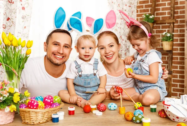 Wesołych Świąt! Rodzina Matka, ojciec i dzieci malować jaja — Zdjęcie stockowe
