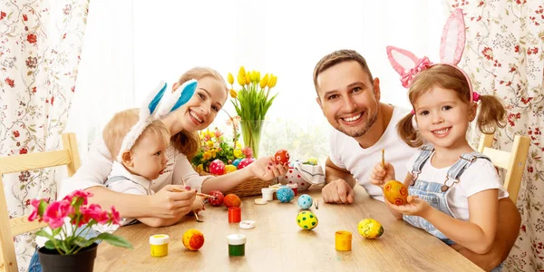 Buona Pasqua! famiglia madre, padre e figli dipingere uova per — Foto Stock