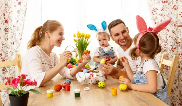 Счастливой Пасхи! семья мать, отец и дети красят яйца для — стоковое фото