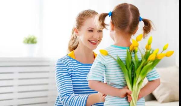 Happy mother's day! Córka dziecko gratuluje mamusie i daje — Zdjęcie stockowe