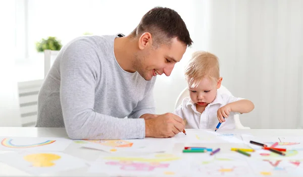Pai e bebê filho pintar juntos — Fotografia de Stock