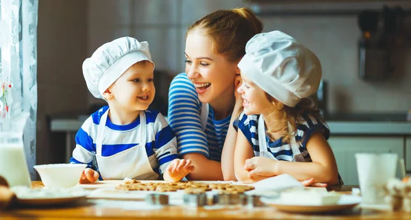 Happy family in kitchen. mother and children preparing dough, ba — Stock Photo, Image