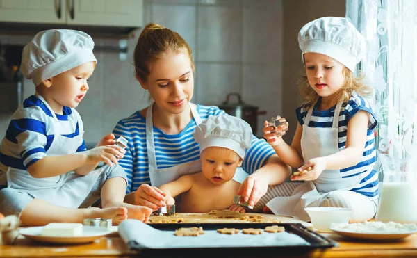 Família feliz na cozinha. mãe e filhos preparando massa, ba — Fotografia de Stock