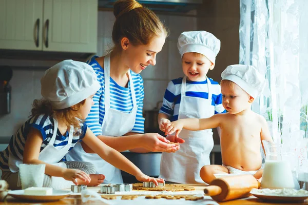 Família feliz na cozinha. mãe e filhos preparando massa, ba — Fotografia de Stock