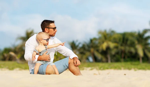 Fars dag. Pappa och baby son spelar tillsammans utomhus på en su — Stockfoto