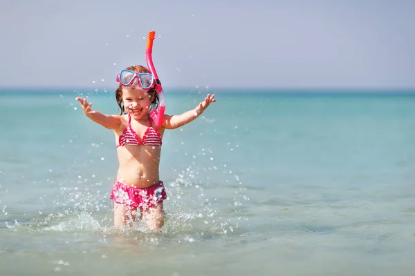 Щаслива дівчинка в масці на пляжі — стокове фото