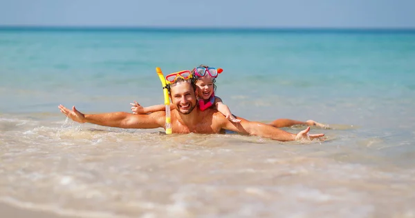 Feliz familia padre e hijo con máscara y riéndose en la playa —  Fotos de Stock