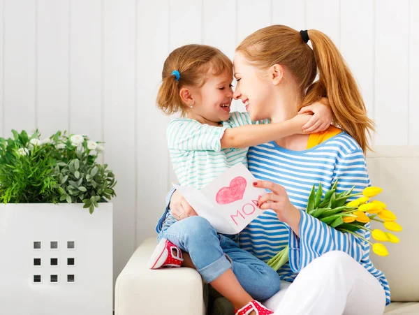 Gelukkige moederdag! Kind dochter feliciteert moeders en geeft — Stockfoto