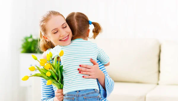 Gelukkige moederdag! Kind dochter feliciteert moeders en geeft — Stockfoto