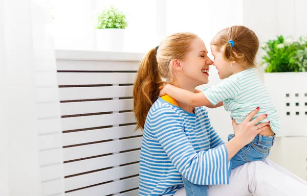 Gelukkige familie moeder en kind knuffelen en lachen — Stockfoto