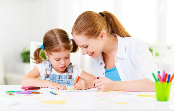 Criança menina pintado cartão postal para a mãe para o dia da mãe — Fotografia de Stock