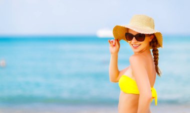 kadın güneş gözlüğü, şapka ve bikini üstünde beac