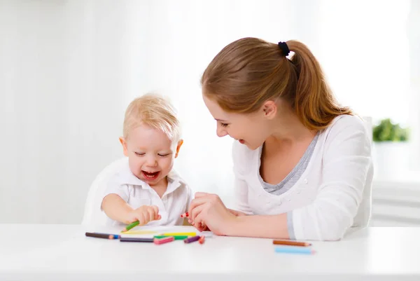 Мать с маленьким сыном с цветными карандашами — стоковое фото