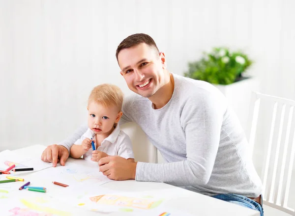 Far och baby son måla tillsammans — Stockfoto