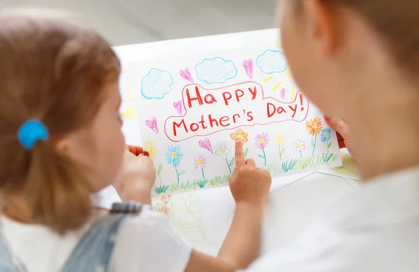 Criança menina pintado cartão postal para a mãe para o dia da mãe — Fotografia de Stock