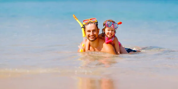 Feliz familia padre e hijo con máscara y riéndose en la playa —  Fotos de Stock