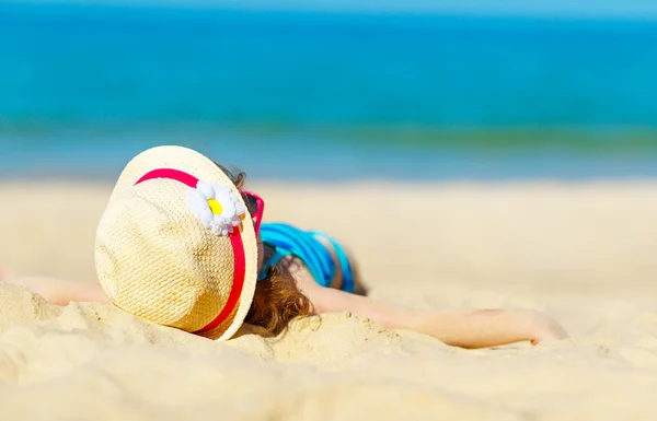 Щаслива дівчинка в бікіні на пляжі в літньому морі — стокове фото
