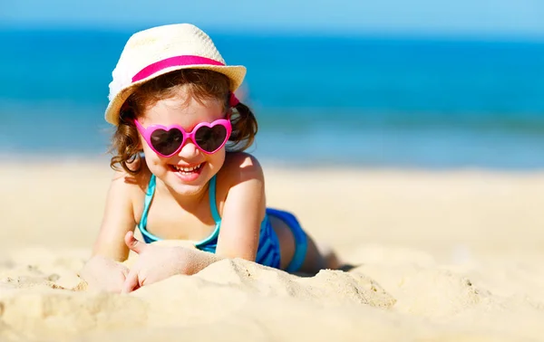 Joyeux enfant fille en bikini sur la plage en été mer — Photo