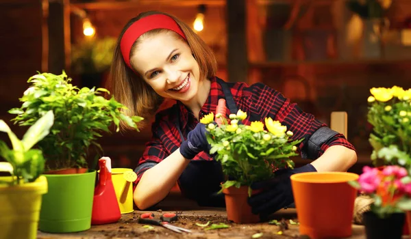 Heureuse femme jardinier transplantation et arrosage des fleurs — Photo