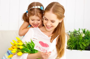 Mutlu anneler günü! Çocuk kızı anneler tebrik ve verir 