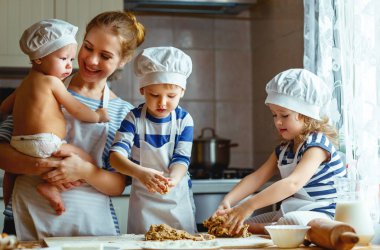 mutlu aile mutfak. Anne ve çocuk hamur hazırlama ba