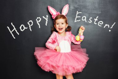 Mutlu Paskalyalar! Çocuk bunny kulaklar ve yumurta ile.