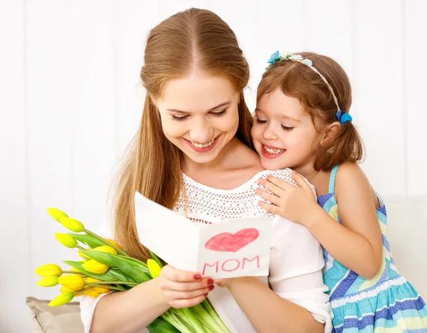 ¡Feliz día de la madre! Hija hija felicita a las mamás y da —  Fotos de Stock