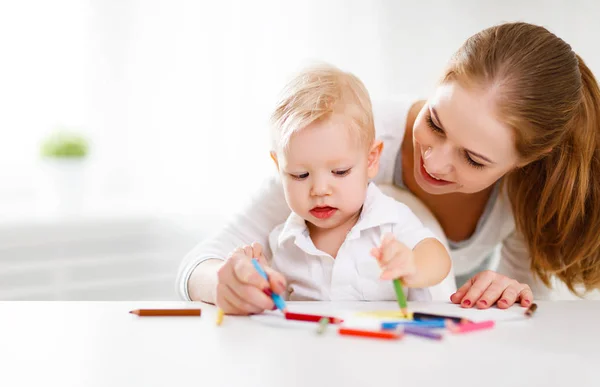 Mãe com bebê filho com lápis coloridos — Fotografia de Stock