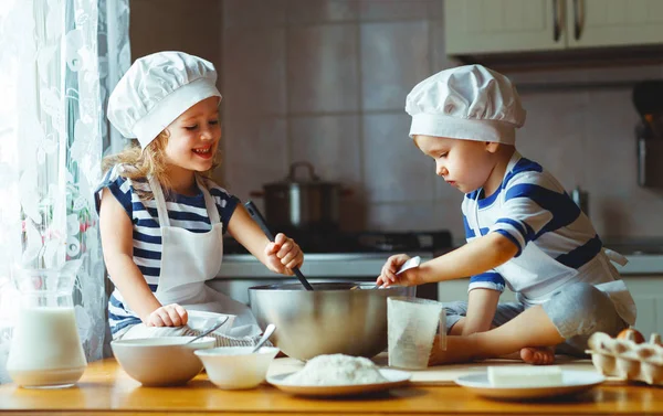 Gelukkig gezin grappig kinderen bakken koekjes in keuken — Stockfoto