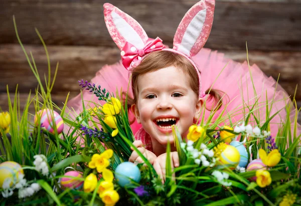 Bambino felice ragazza in costume coniglietto pasquale con uova — Foto Stock