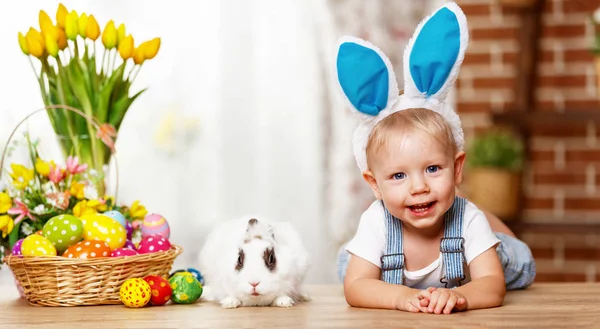 Vrolijk Pasen! Gelukkig grappig jongetje spelen met paashaas — Stockfoto