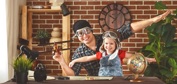 Vader en kind spelen in de droom van de piloten van het reizen — Stockfoto