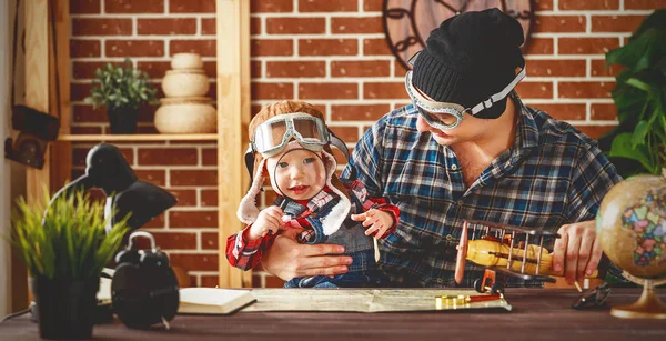 Padre e figlio bambino che giocano nei piloti sogno di travelin — Foto Stock