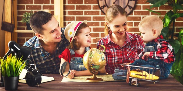 Gelukkige familie van moeder, vader en kinderen voor te bereiden om te reizen van t — Stockfoto