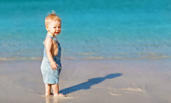 Feliz bebé divertido en la playa cerca del mar en verano —  Fotos de Stock
