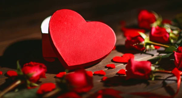 Sfondo San Valentino. cuore e rose su legno — Foto Stock