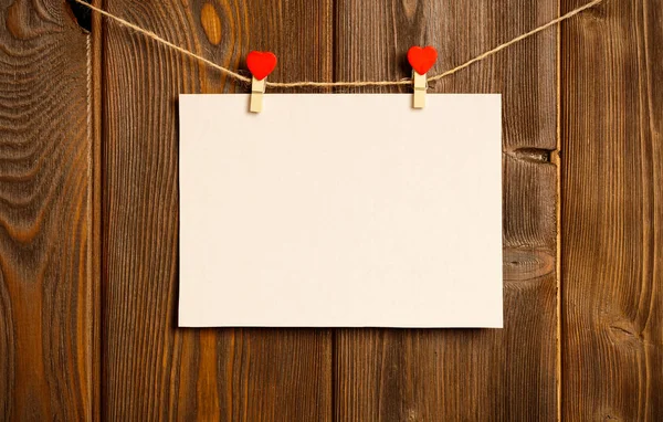 Tarjeta al día de San Valentín. hoja de papel en blanco y corazón rojo en — Foto de Stock