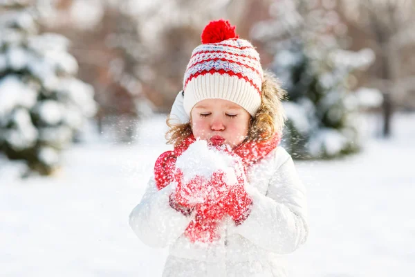 Gelukkig kind op een winter wandeling — Stockfoto