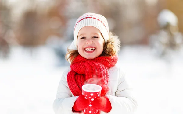 Niña feliz con té en winte —  Fotos de Stock