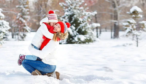 Glückliche Familienmutter und Kind beim Winterspaziergang — Stockfoto