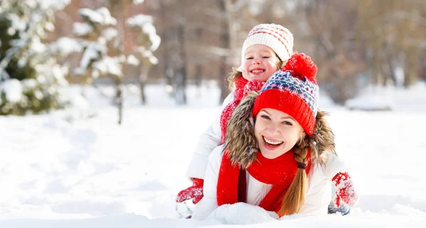 Lycklig familj mamma och barn leker på vinterpromenad — Stockfoto